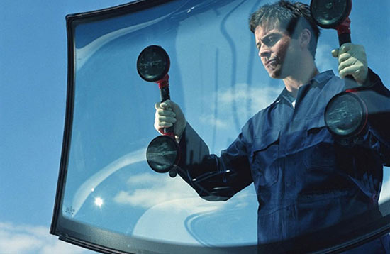 Mobile auto glass technician performing mobile window replacement in Wilmington, DE